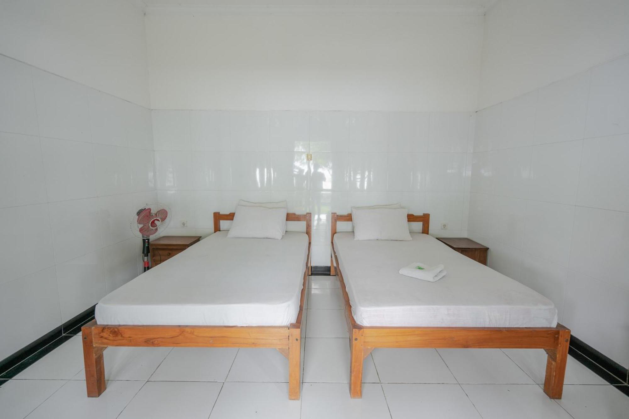 Rommeo Inn Lovina Mitra Reddoorz Temukus Exterior foto