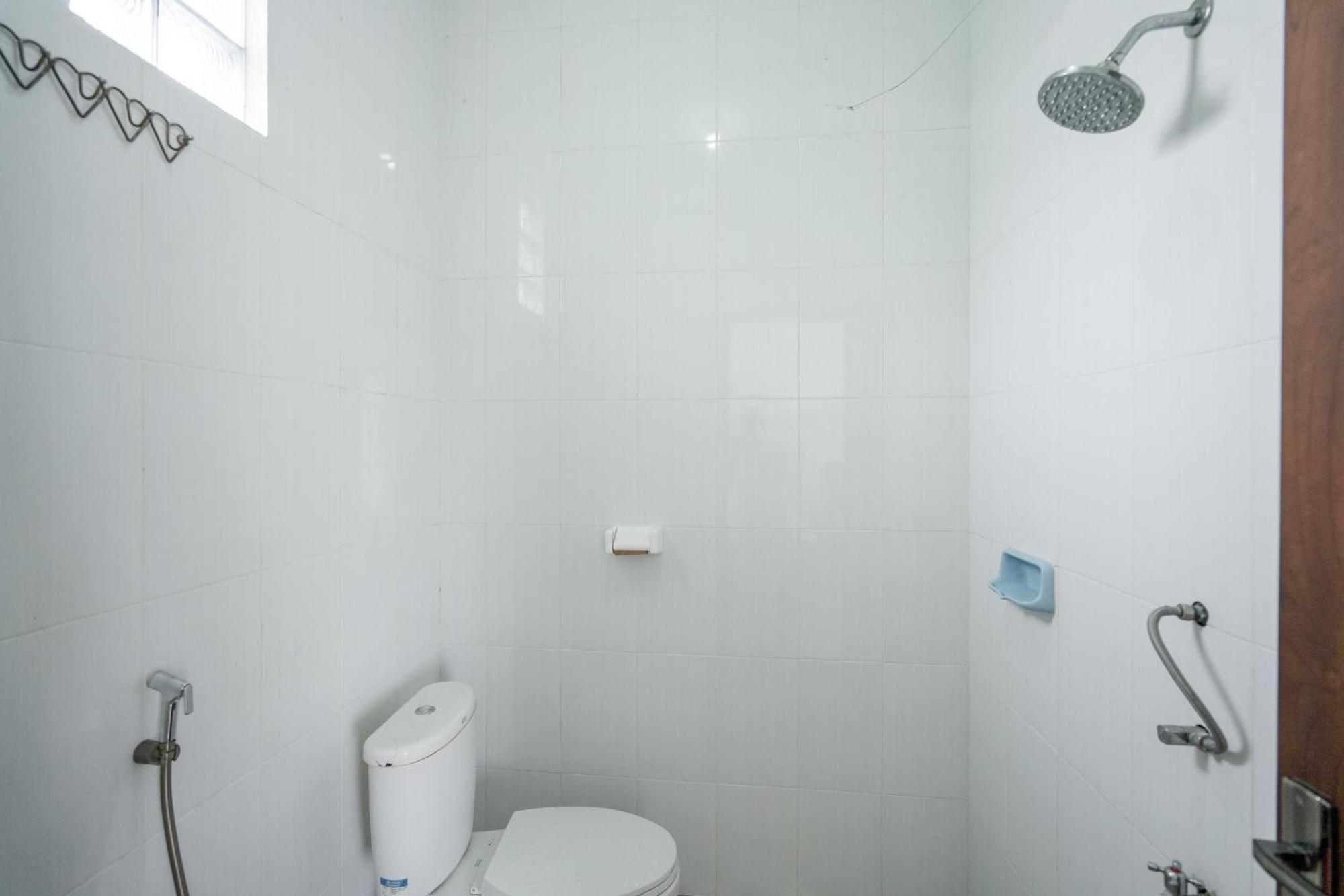 Rommeo Inn Lovina Mitra Reddoorz Temukus Exterior foto
