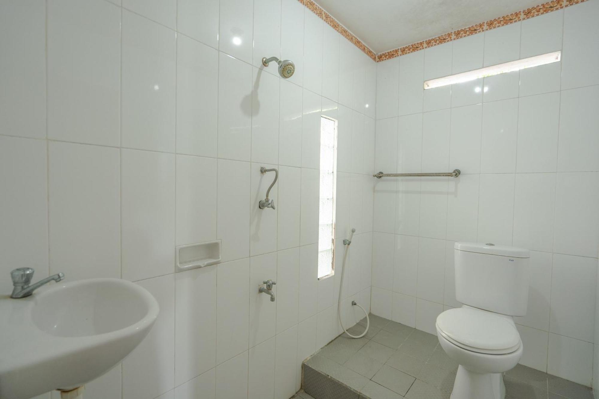 Rommeo Inn Lovina Mitra Reddoorz Temukus Exterior foto