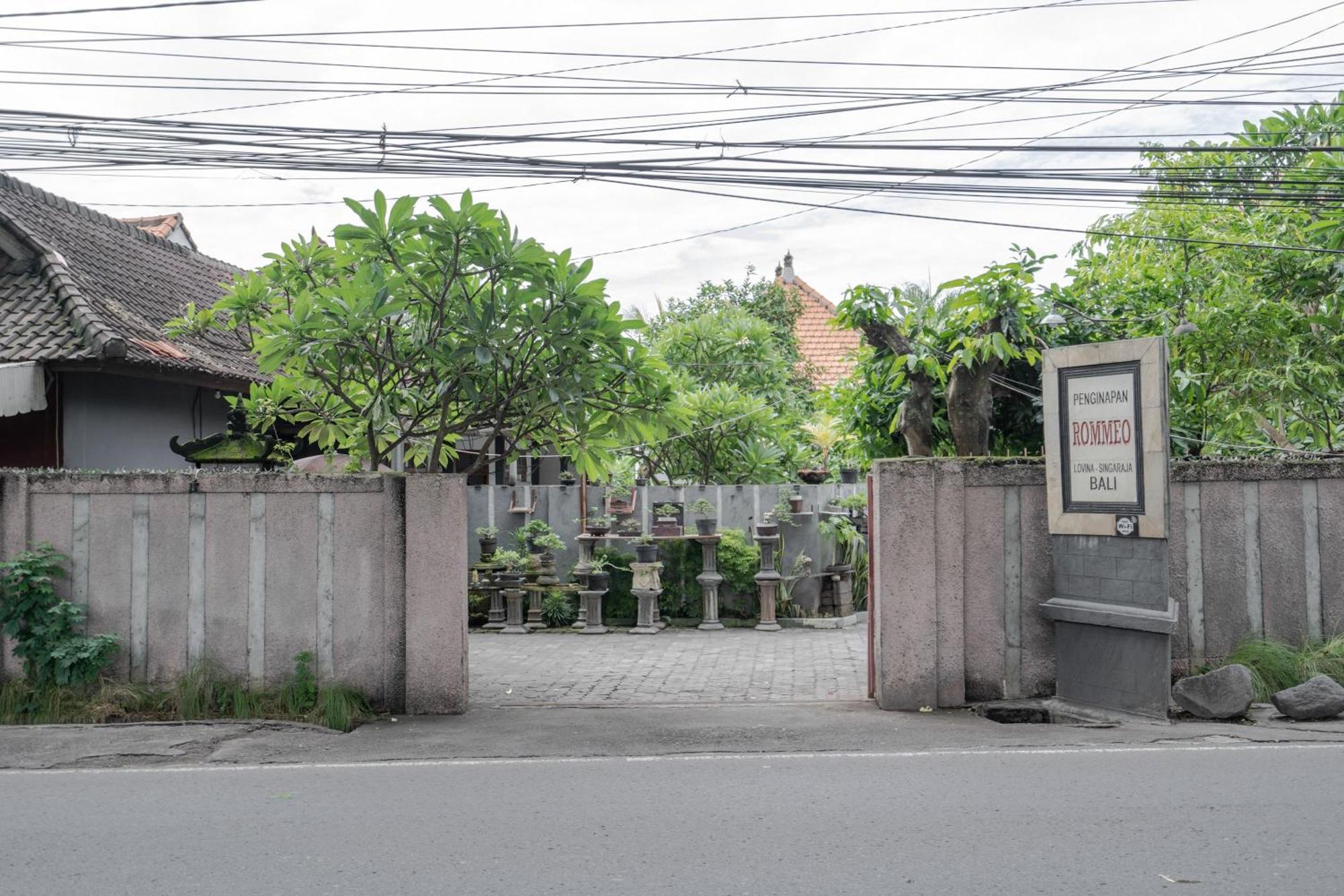 Rommeo Inn Lovina Mitra Reddoorz Temukus Exterior foto